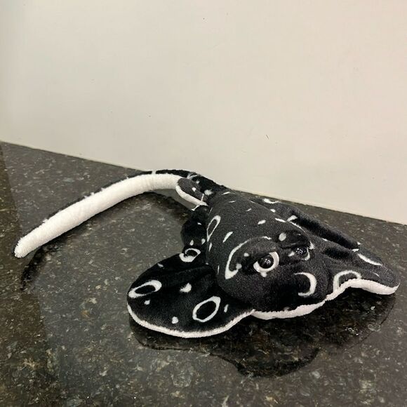 Ripley's Aquariums Believe It Or Not Stingray Plush Black 19” - Picture 1 of 8